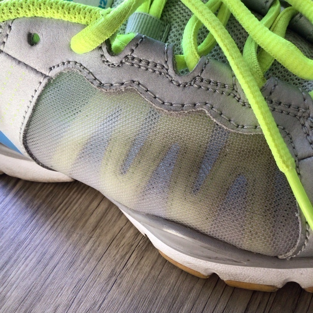 NIKE Athletic Running Shoes - Picture 9 of 12